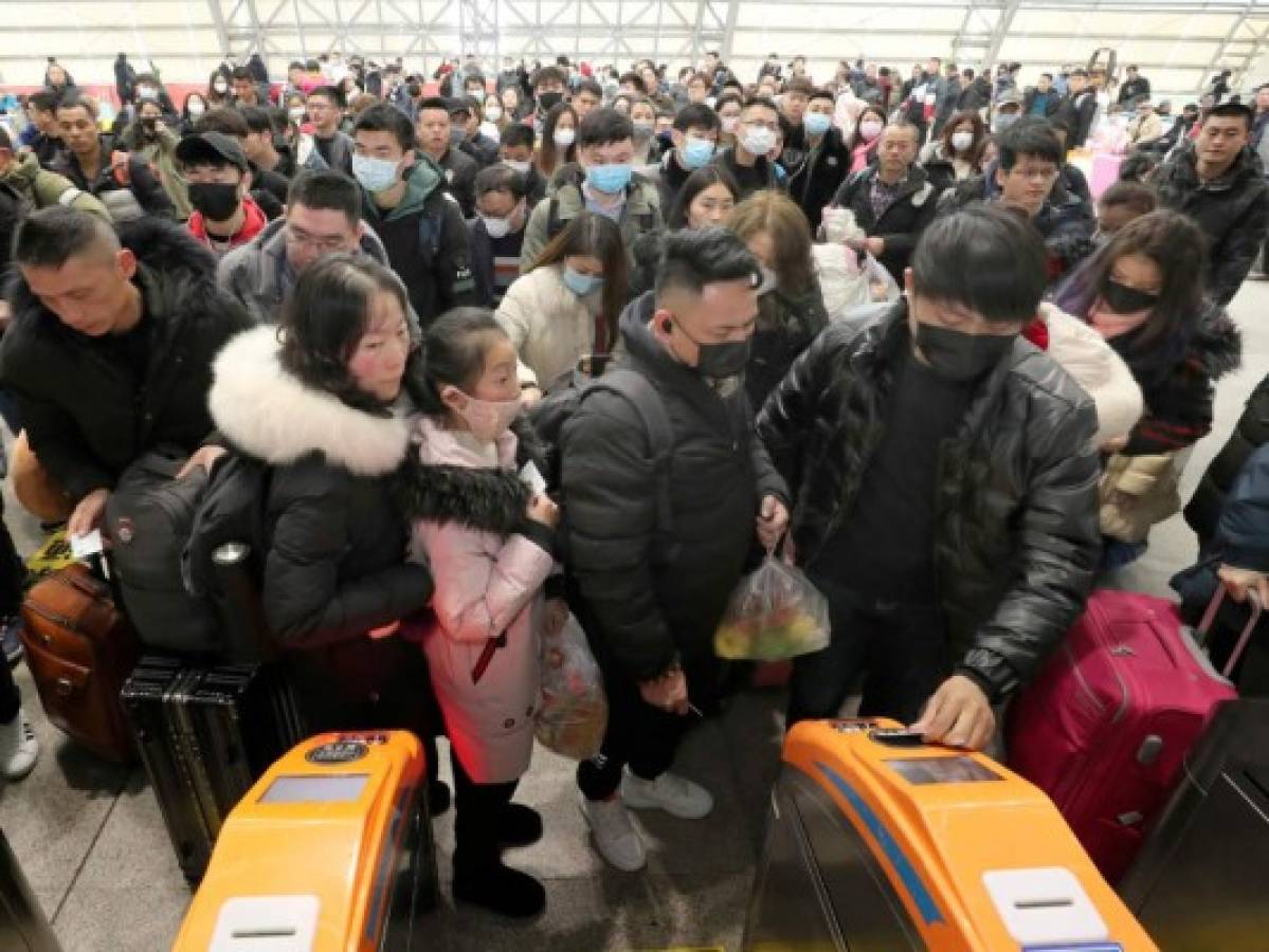 Ciudad de Wuhan suspende vuelos y salidas de tren por coronavirus