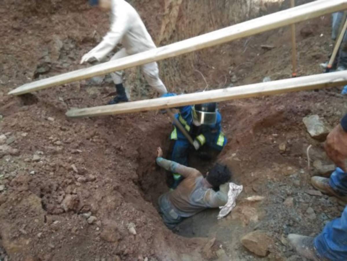 Rescatan vivos a dos jóvenes soterrados en una construcción en Roatán