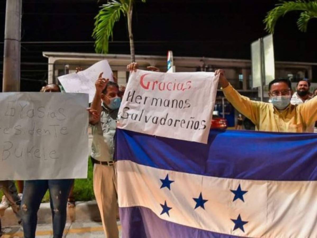 Videos: Honduras festeja llegada de ayuda humanitaria de El Salvador para afectados por Eta