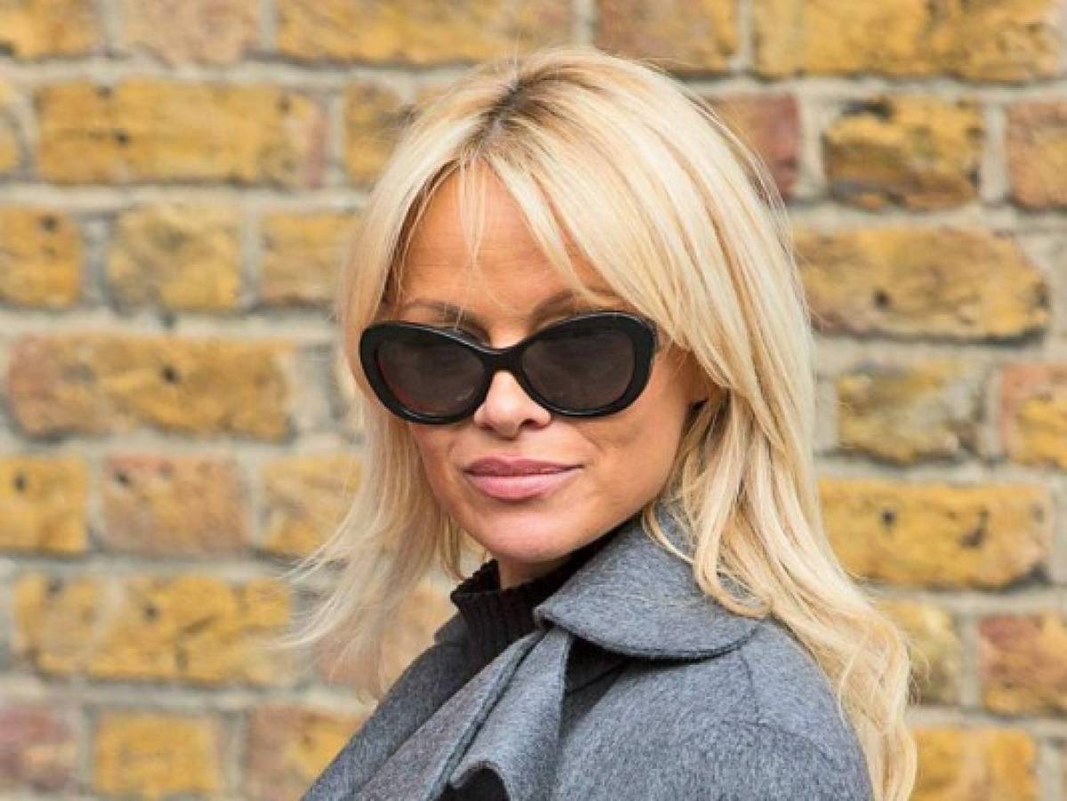 Pamela Anderson luce totalmente irreconocible en una gala benéfica