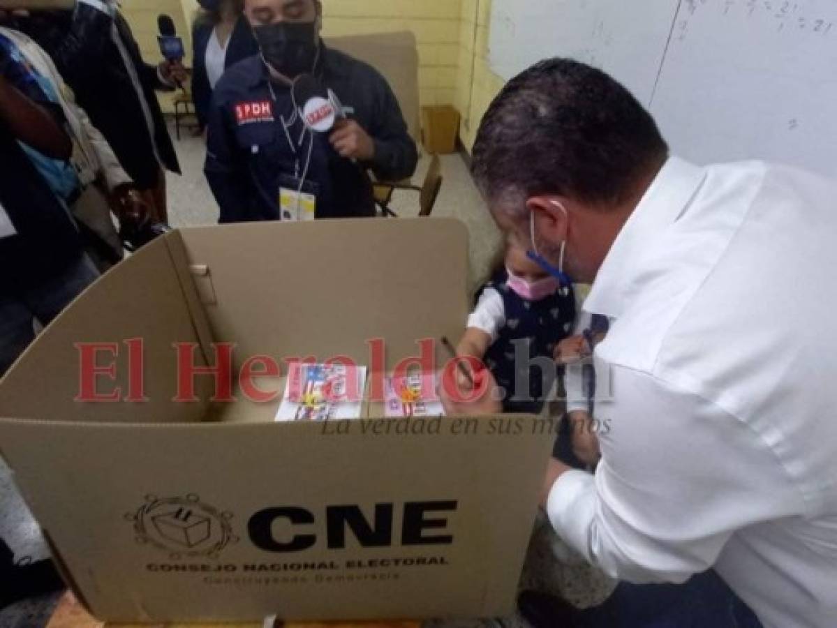 Así ejerció el sufragio David Chávez, candidato a la comuna capitalina (FOTOS)