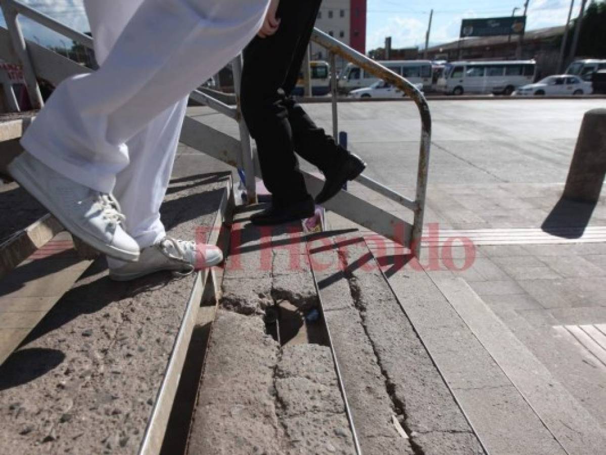 Agujero es un peligro en puente peatonal frente a la Universidad Nacional Autónoma de Honduras