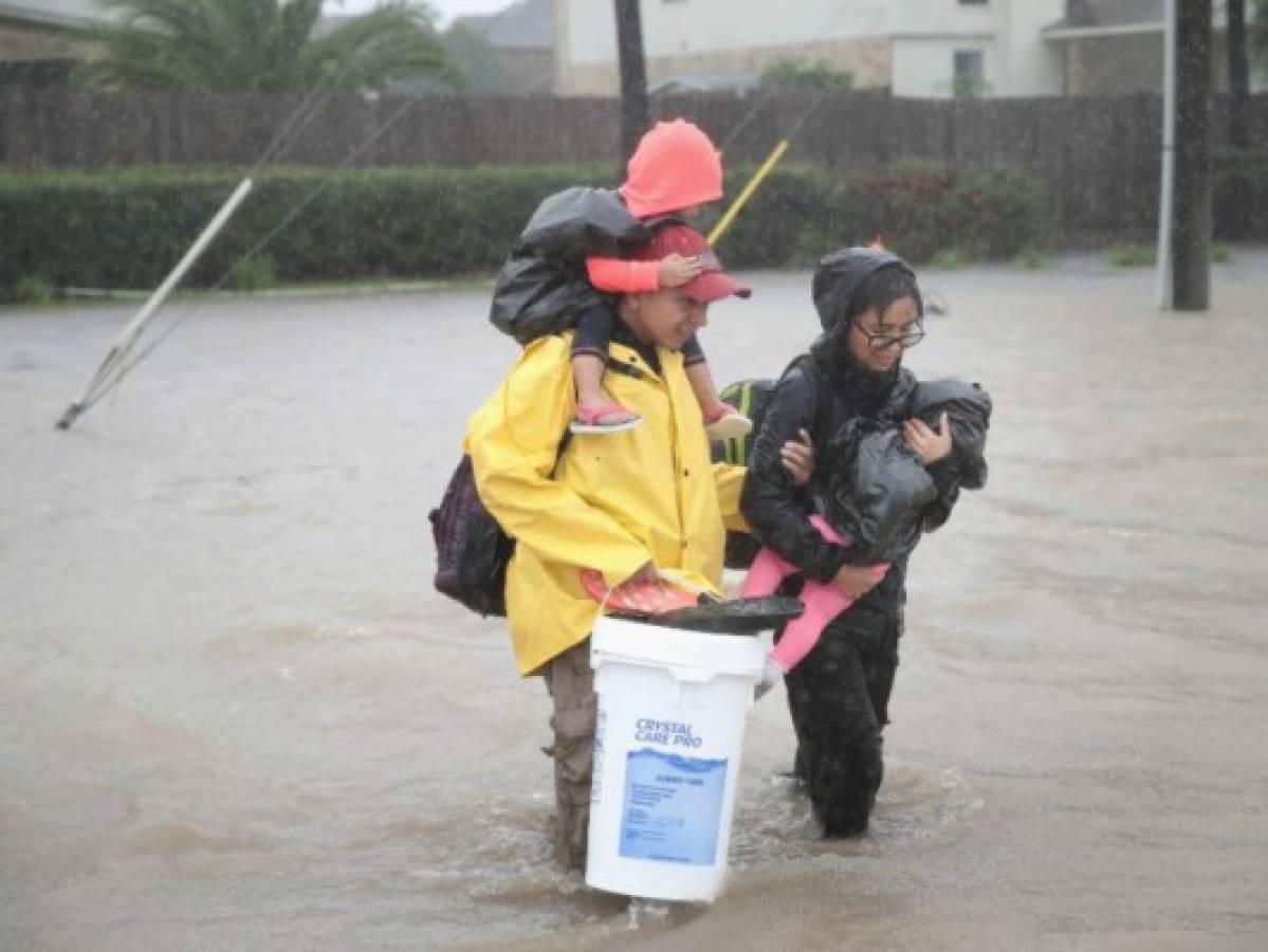 EEUU en alerta por inundaciones de tormenta Harvey, históricas según Trump