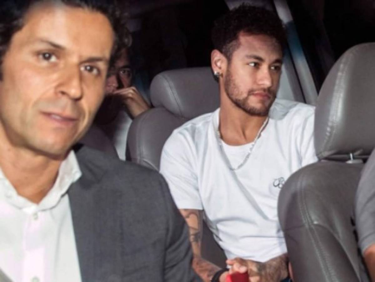 Neymar fue operado con éxito del pie y miró en directo el partido del PSG