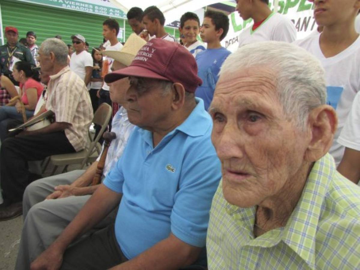 Realizan maratÃ³n a favorde hogar de ancianos MÃ¡s de 800 personas participaron en la caminata. Recorrieron de uno a cuatro kilÃ³metros DanlÃ­ 31 Marz 2014