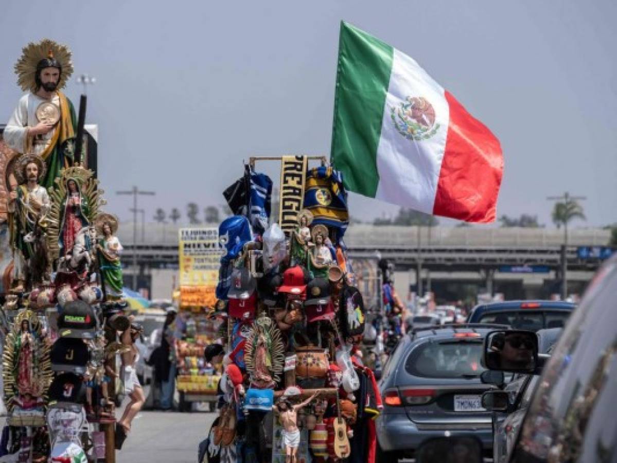 Los autos hacen fila para cruzar a los Estados Unidos en el puerto de cruce de Otay en Tijuana, Baja California. Foto AFP