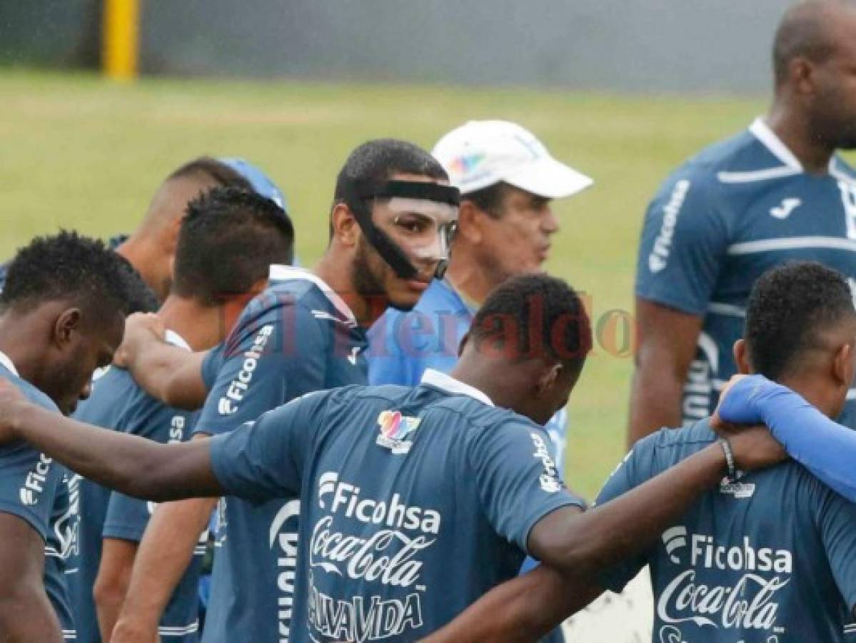 Eddie Hernández se entrena enmascarado con la Selección de Honduras