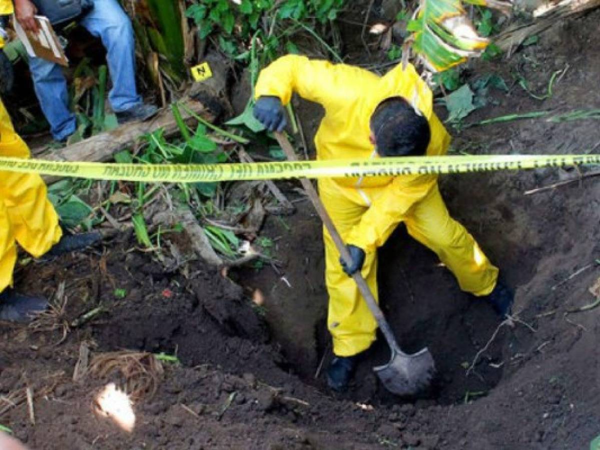 Hallan 33 cuerpos en fosas clandestinas en México