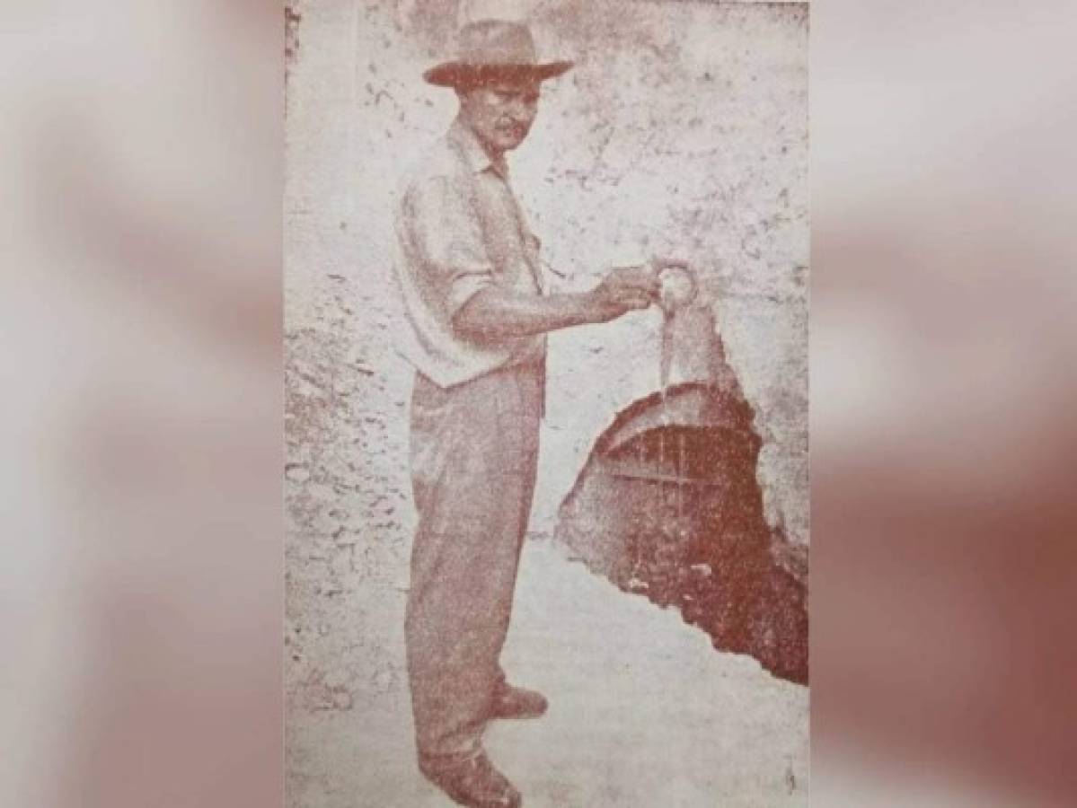 Un hombre sostiene en su mano una gruesa argolla hallada en la excavación. (Foto tomada de Mártires de la Tiranía /El Heraldo Honduras/ Noticias de Honduras)