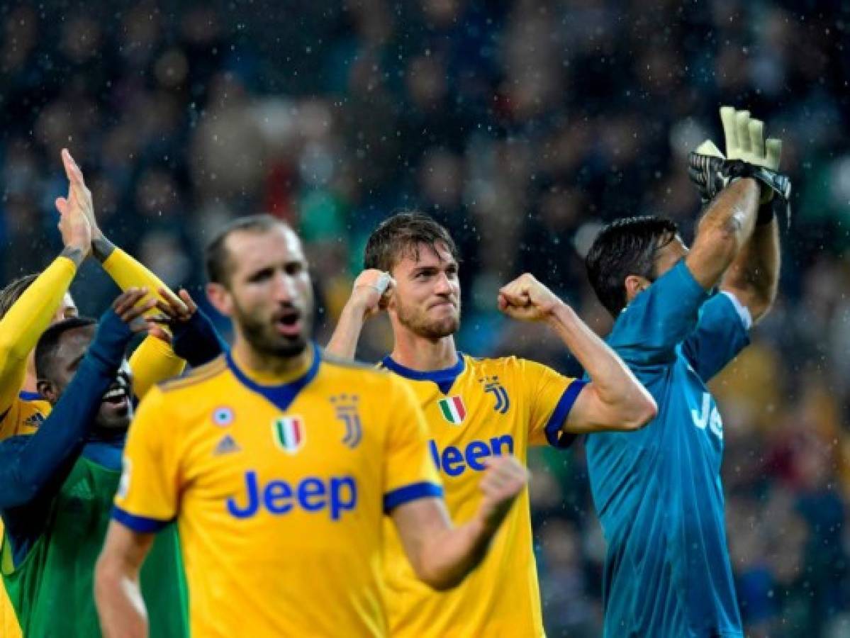 Juventus golea con diez y se acerca a Nápoles e Inter