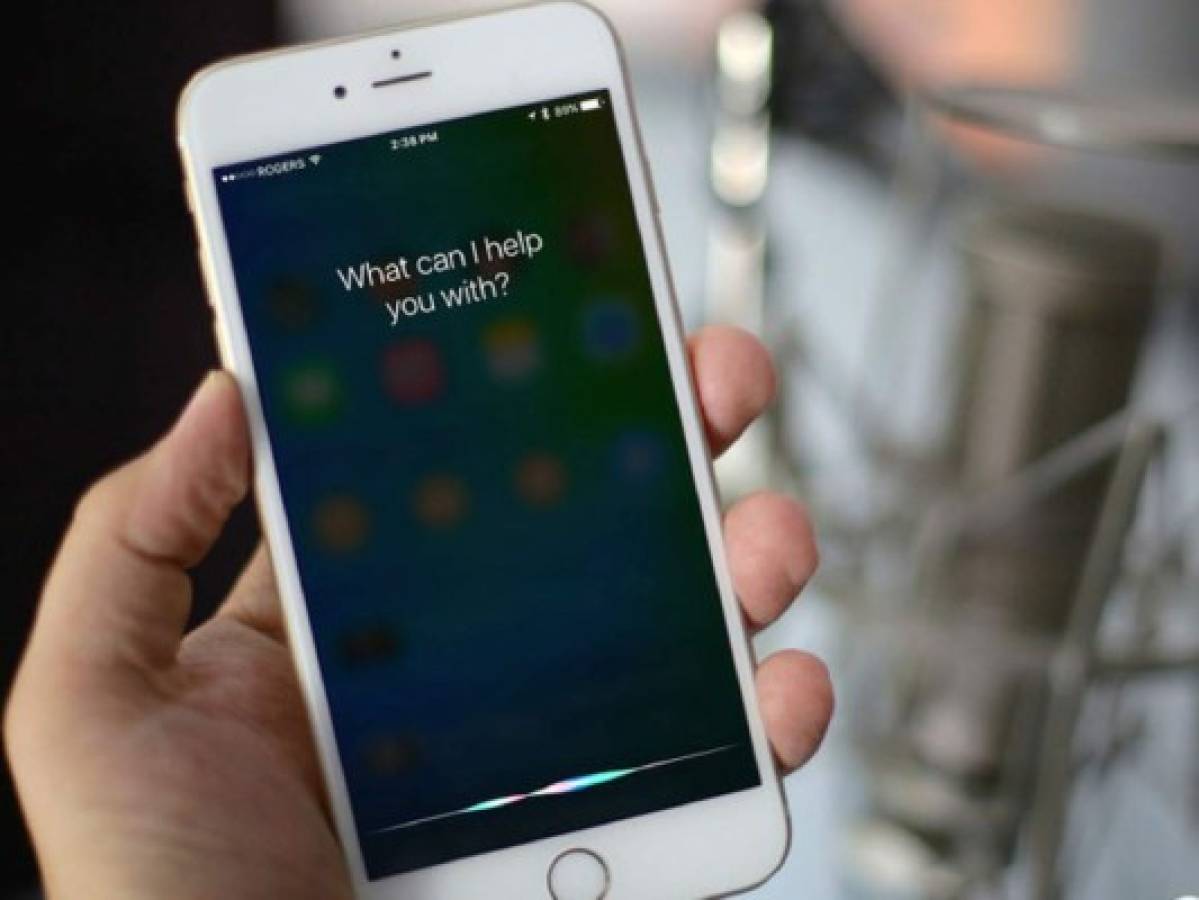Un error en el sistema operativo iOS permite que cualquiera le pida a Siri leer tus mensajes de WhatsApp