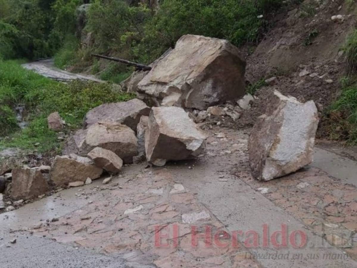 En el sector de El Manantial se registró derrumbes de enormes rocas. Foto: Estalin Irías/El Heraldo.