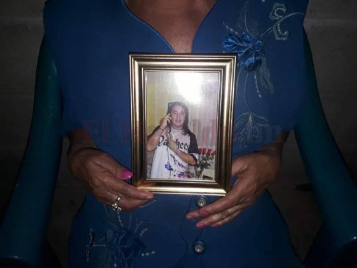 La adolorida mamá muestra la última foto que le quedó de su hijo. (Foto: Edwin Ordóñez)