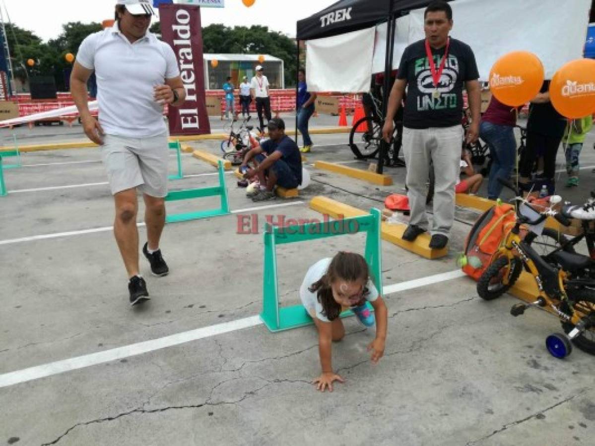 Diversión en medio de la competencia en la Vuelta Infantil de EL HERALDO  