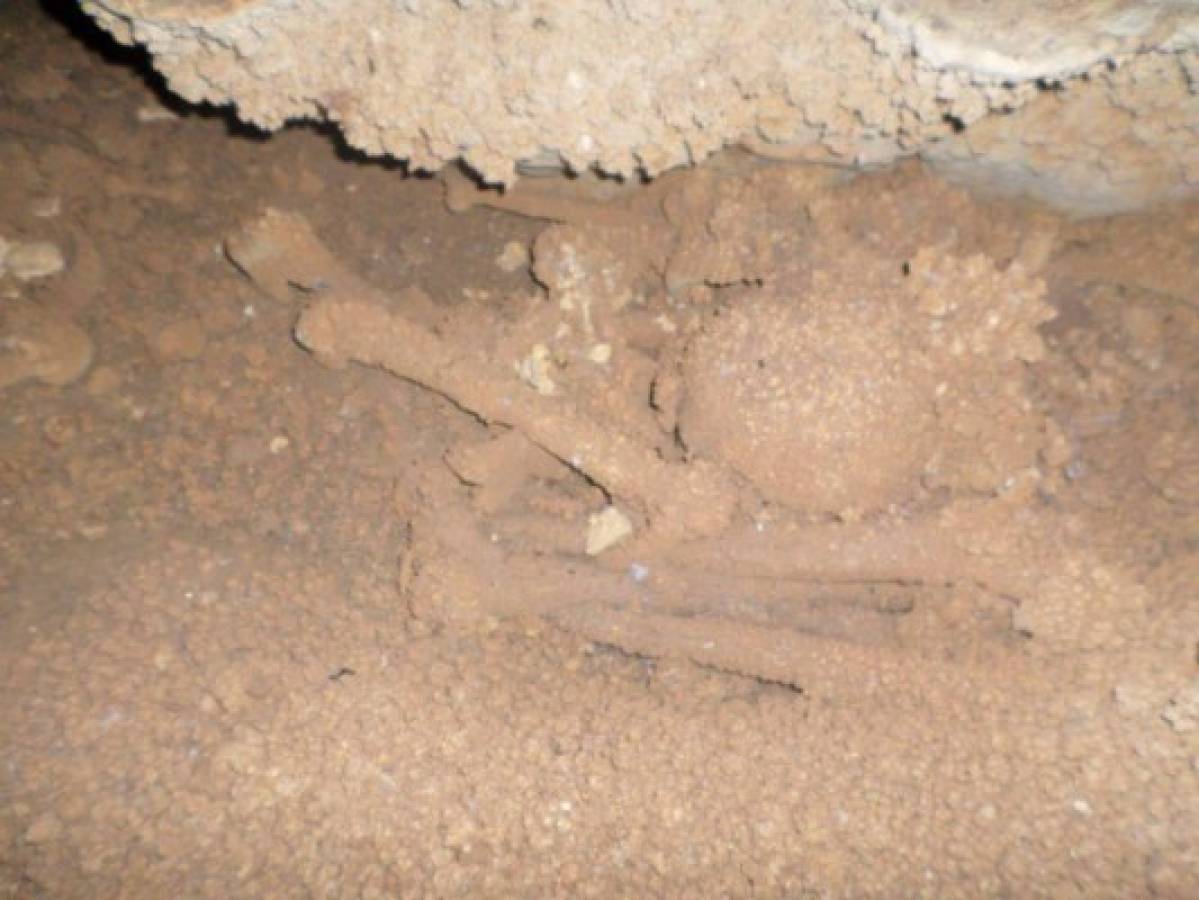Hallan centenarios huesos humanos en cuevas de Honduras