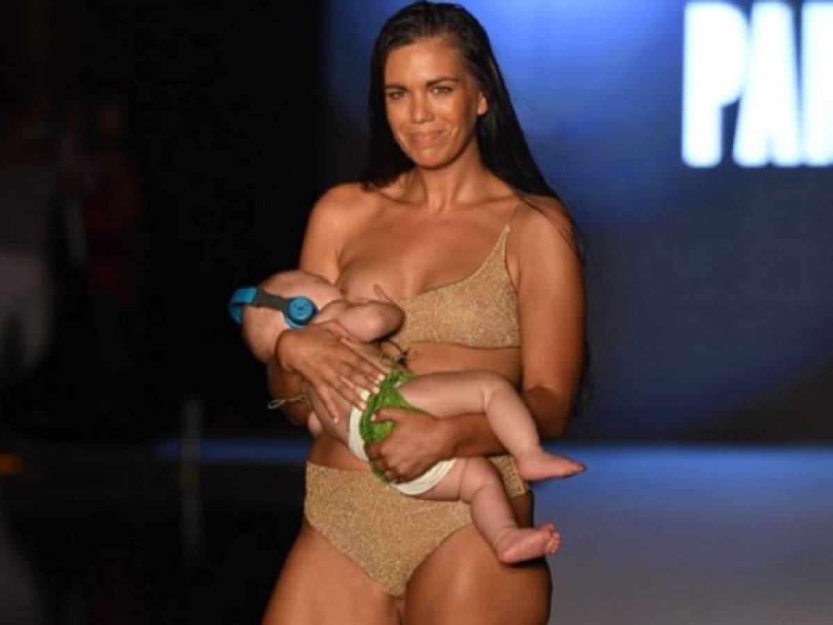 La modelo Mara Martin amamanta a su bebé mientras camina por la pasarela 'Sports Illustrated Swimsuit”