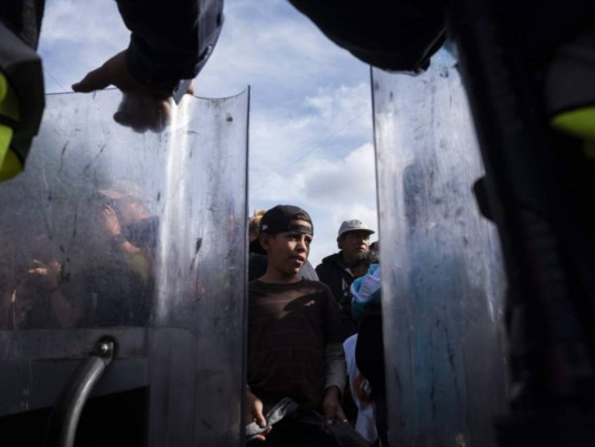 EEUU y caravana migrante hacen demostraciones de fuerza en frontera con México 