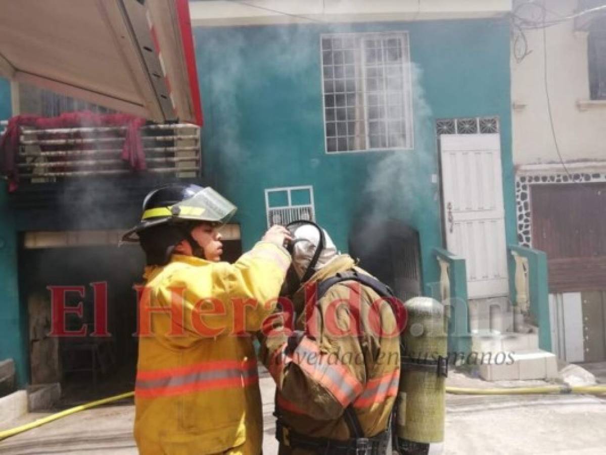 Los bomberos lograron apagar el fuego y así evitaron que se propagara hacia las demás viviendas. Foto: Estalin Irías/ EL HERALDO
