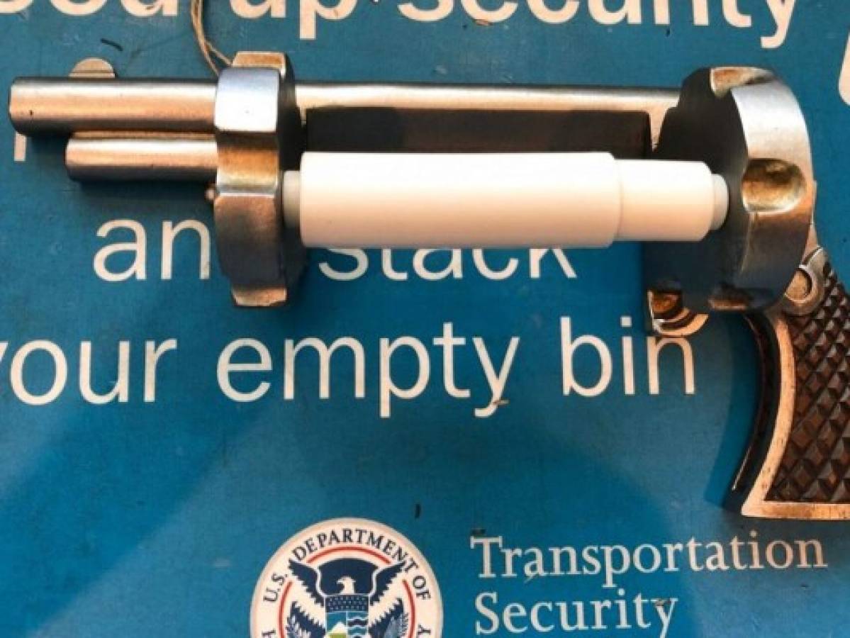 Portapapel de baño en forma de pistola provoca confusión en aeropuerto