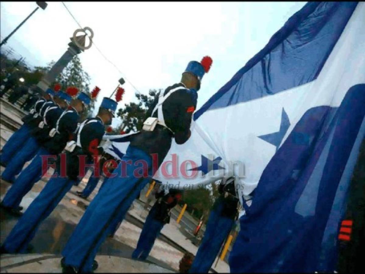 Pabellón Nacional ondea en la plaza Las Banderas