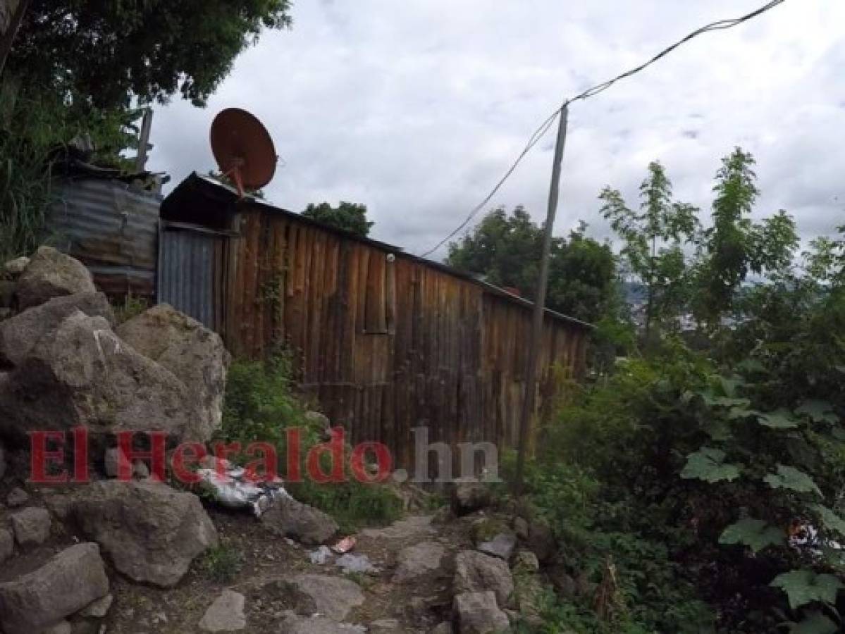 Aunque la vivienda de Ana Sánchez fue la menos afectada con las lluvias, a su alrededor se observan enormes rocas que se desprenden del cerro en el barrio El Edén, en la capital hondureña. Foto: Aarón Canales/ EL HERALDO