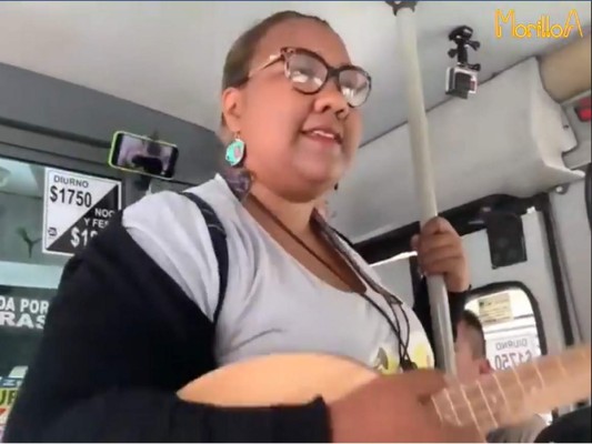 Artistas colombianos sorprenden a artista venezolana en un bus