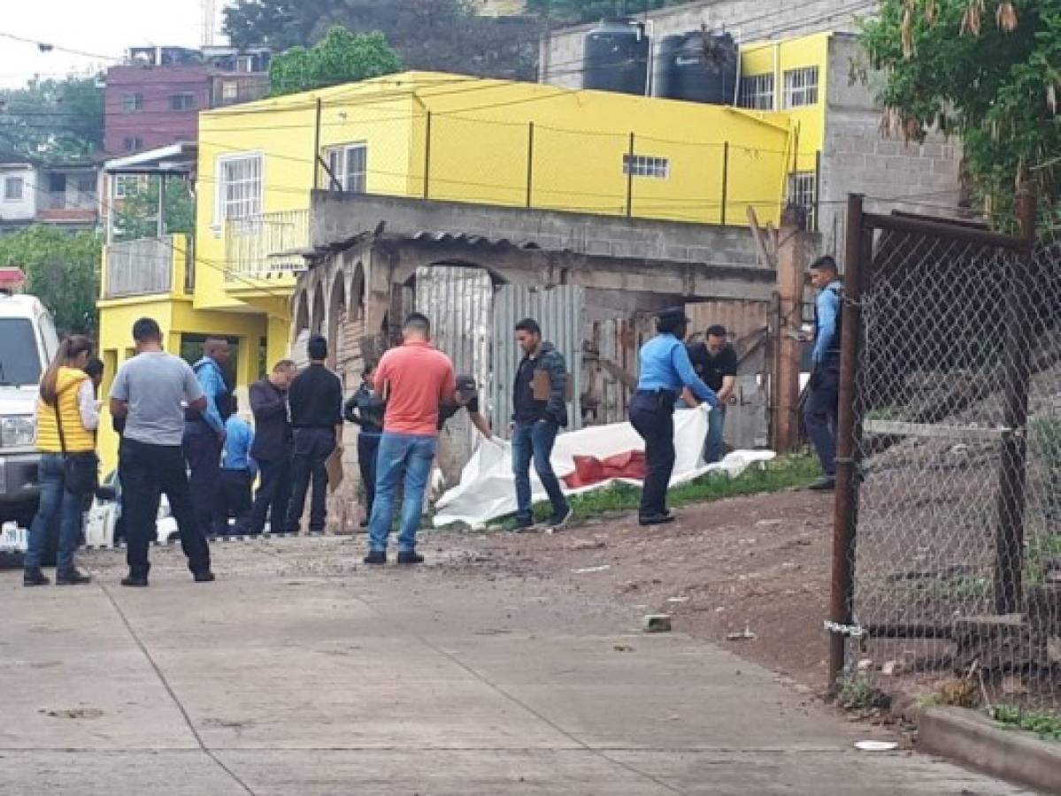 Hallan cadáver encostalado en calle de barrio El Manchén de la capital