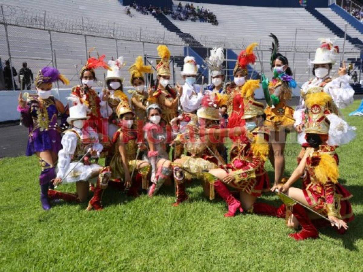 Las palillonas de Danlí engalanaron con sus trajes el Estadio Nacional