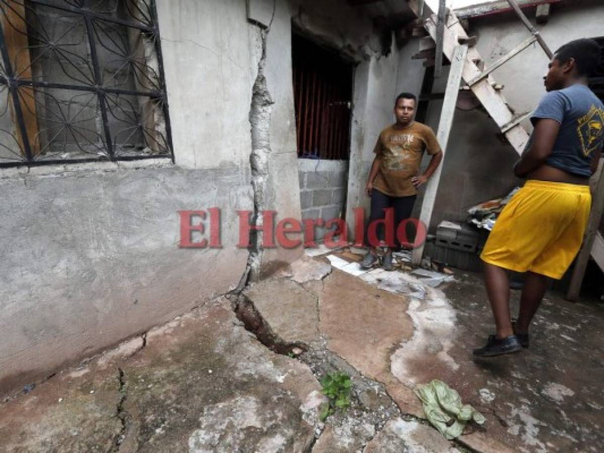 Por falla geológica desalojan viviendas en la aldea Suyapa en la capital de Honduras