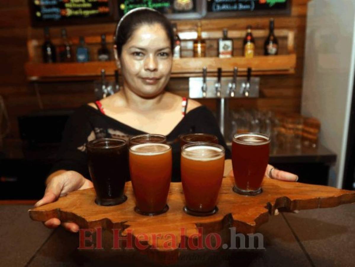 Sandra Montes administradora de D&D Brewery orgullosa de la exquisita cerveza que se elabora de forma artesanal en el lugar. Foto: Alex Pérez.
