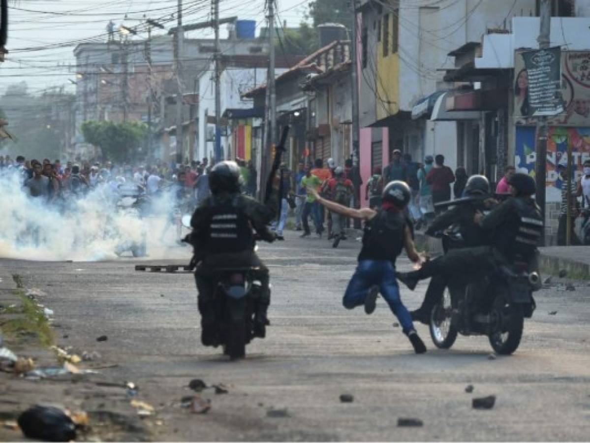 Tensión en Venezuela tras finalizar plazo que Guaidó dio a Maduro para ingreso de ayuda humanitaria