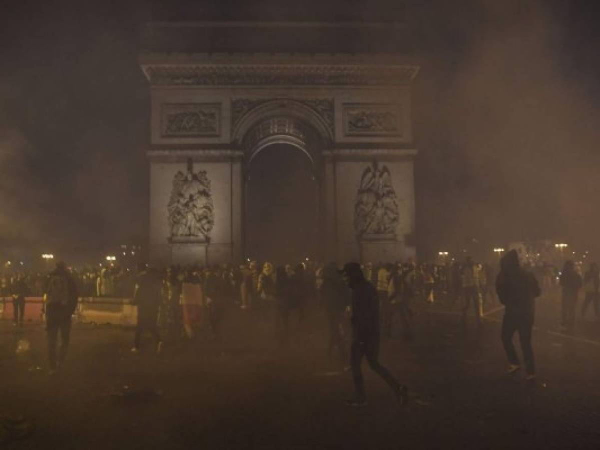 En el corazón de París, turistas quedaron estupefactos en un caos de humo y sirenas 
