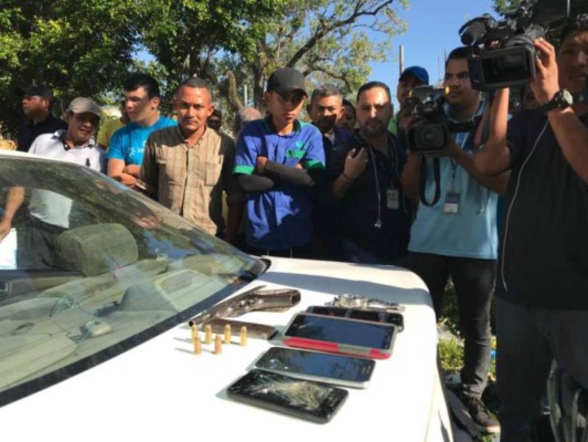 Taxista y pasajero someten a ladrón que los iba asaltando