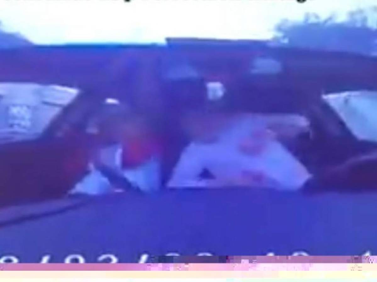 El ladrón quebró el vidrio del carro y les pidió los objetos a sus víctimas mientras los amenazaba.