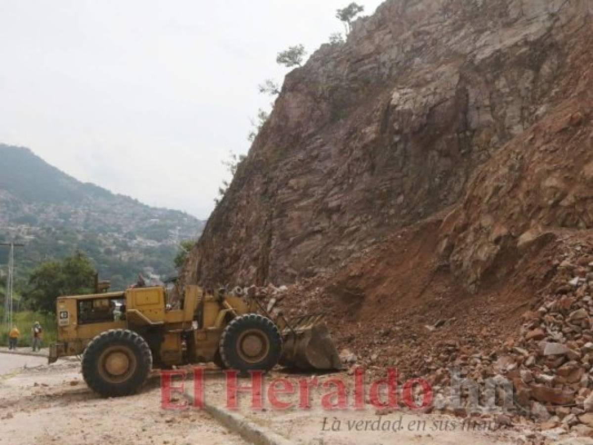 En la cuesta de El Chile, las autoridades de la comuna retiraron los escombros que cayeron tras las lluvias. Foto: Efraín Salgado/ EL HERALDO.