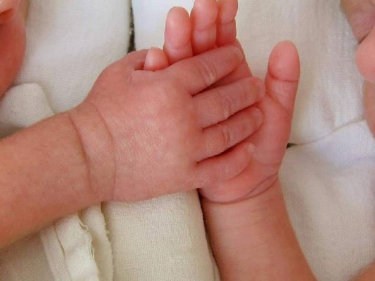 Un bebé nace dos meses después de su hermano gemelo en Italia 