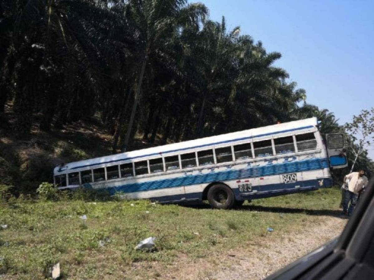 Un muerto deja accidente entre turismo y autobús en la carretera hacia Tela