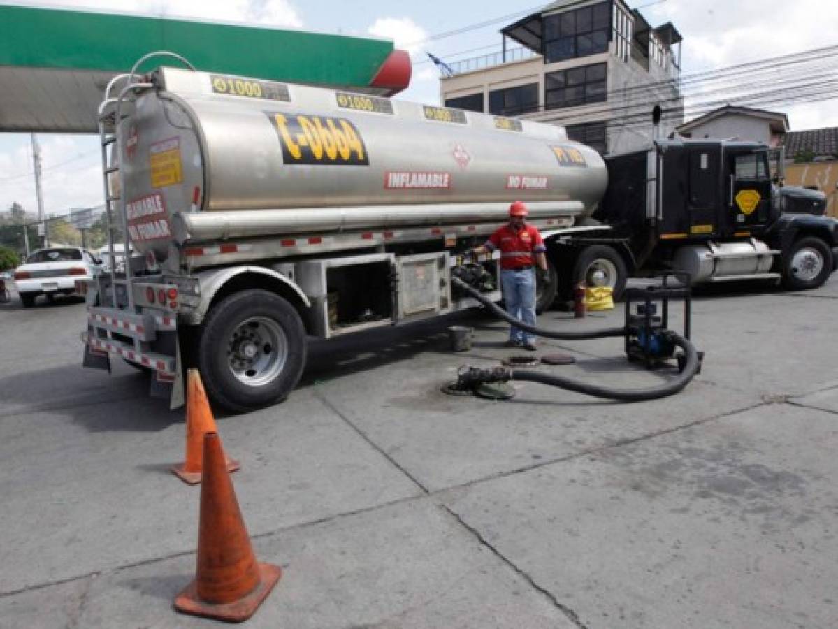 Precios de combustibles seguirán a la baja en Honduras durante 2016