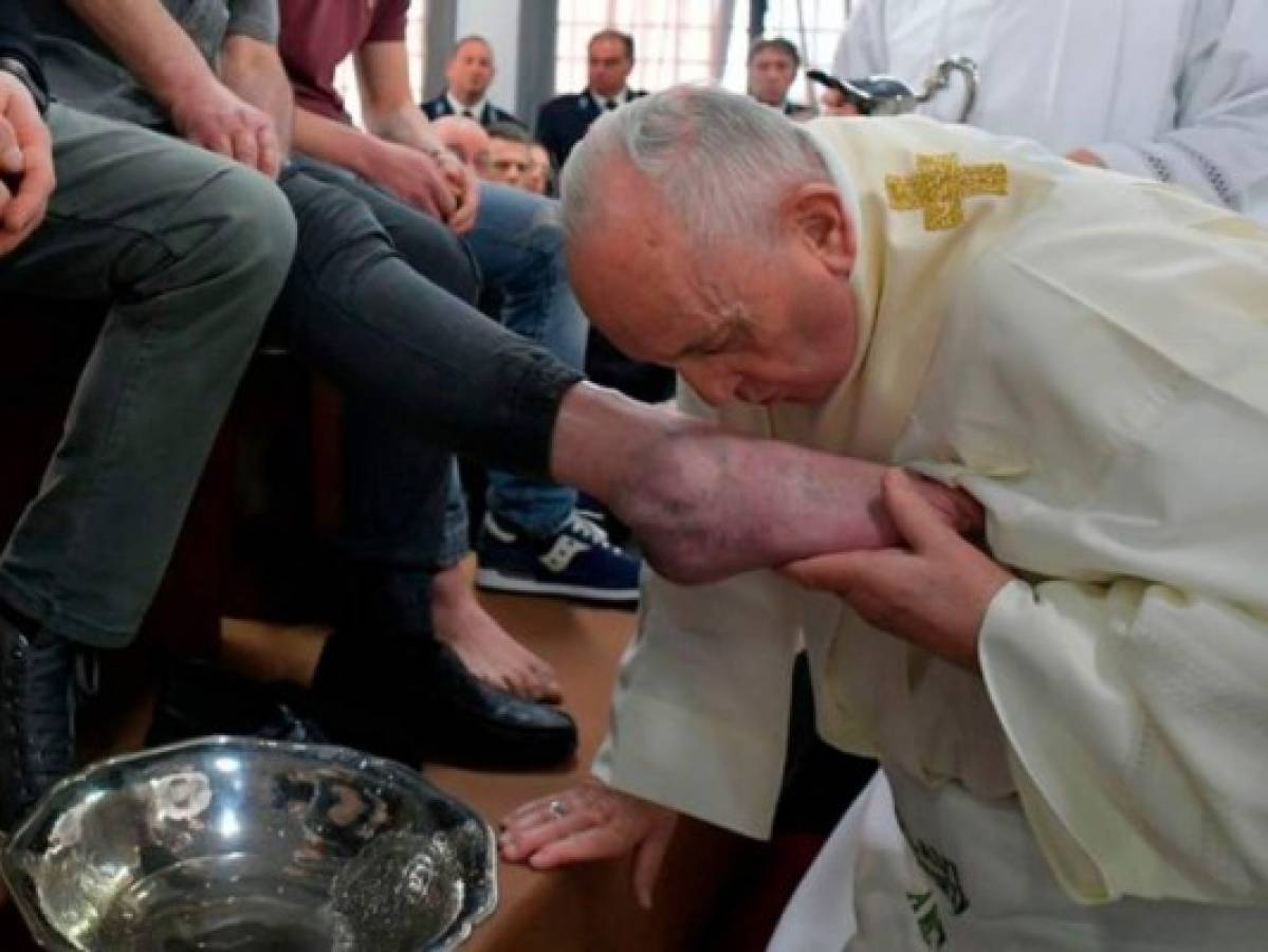 El papa lava los pies de 12 reclusos en Jueves Santo