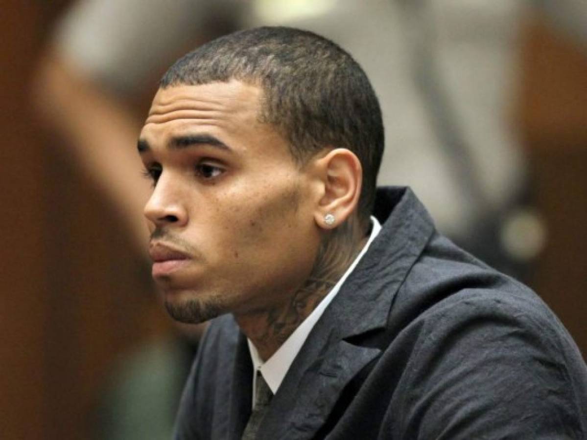 Justicia de EEUU prohíbe a Chris Brown acercarse a exnovia