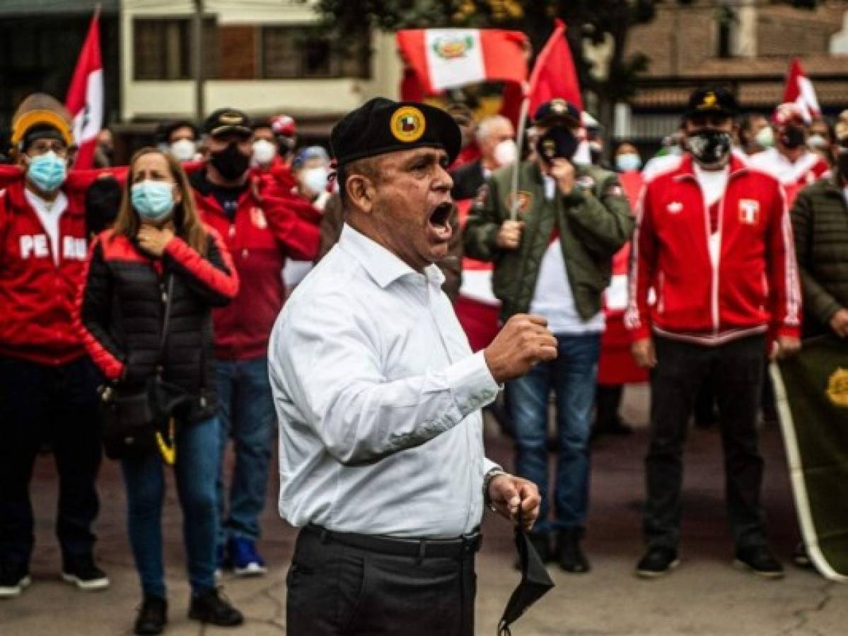 Militares retirados se manifiestan contra supuesto 'fraude' electoral en Perú