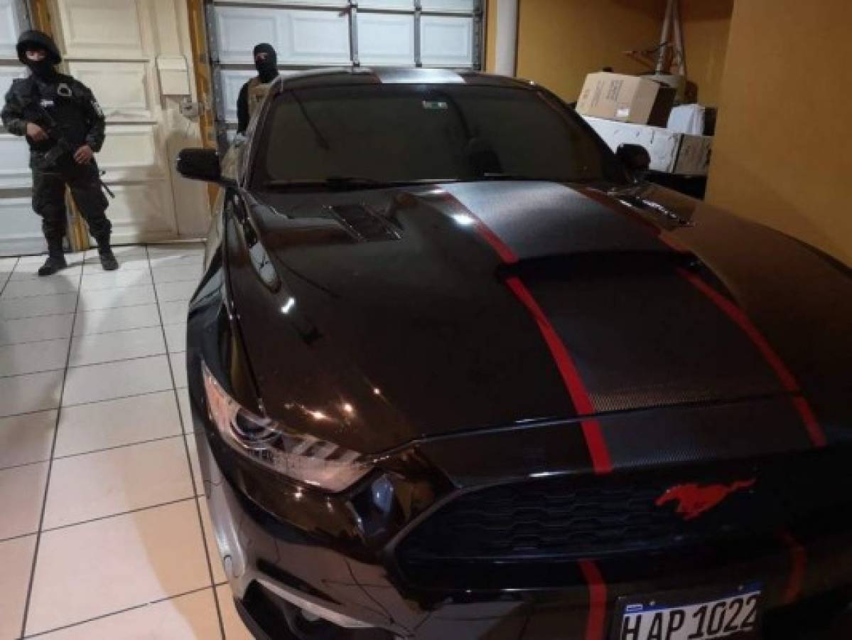 Vehículo Ford Mustang valorado en más de 30,000 dólares.