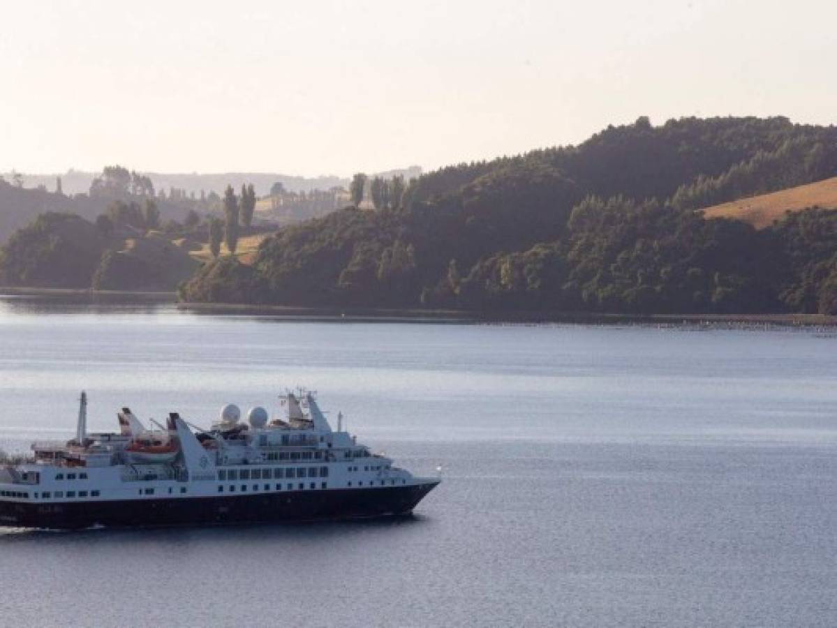 Un crucero con decenas de enfermos mendiga un puerto en Sudamérica