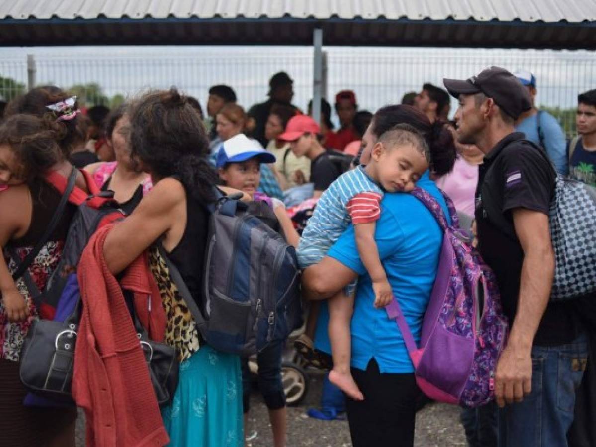 México abre su frontera a mujeres y niños de caravana migrante de hondureños