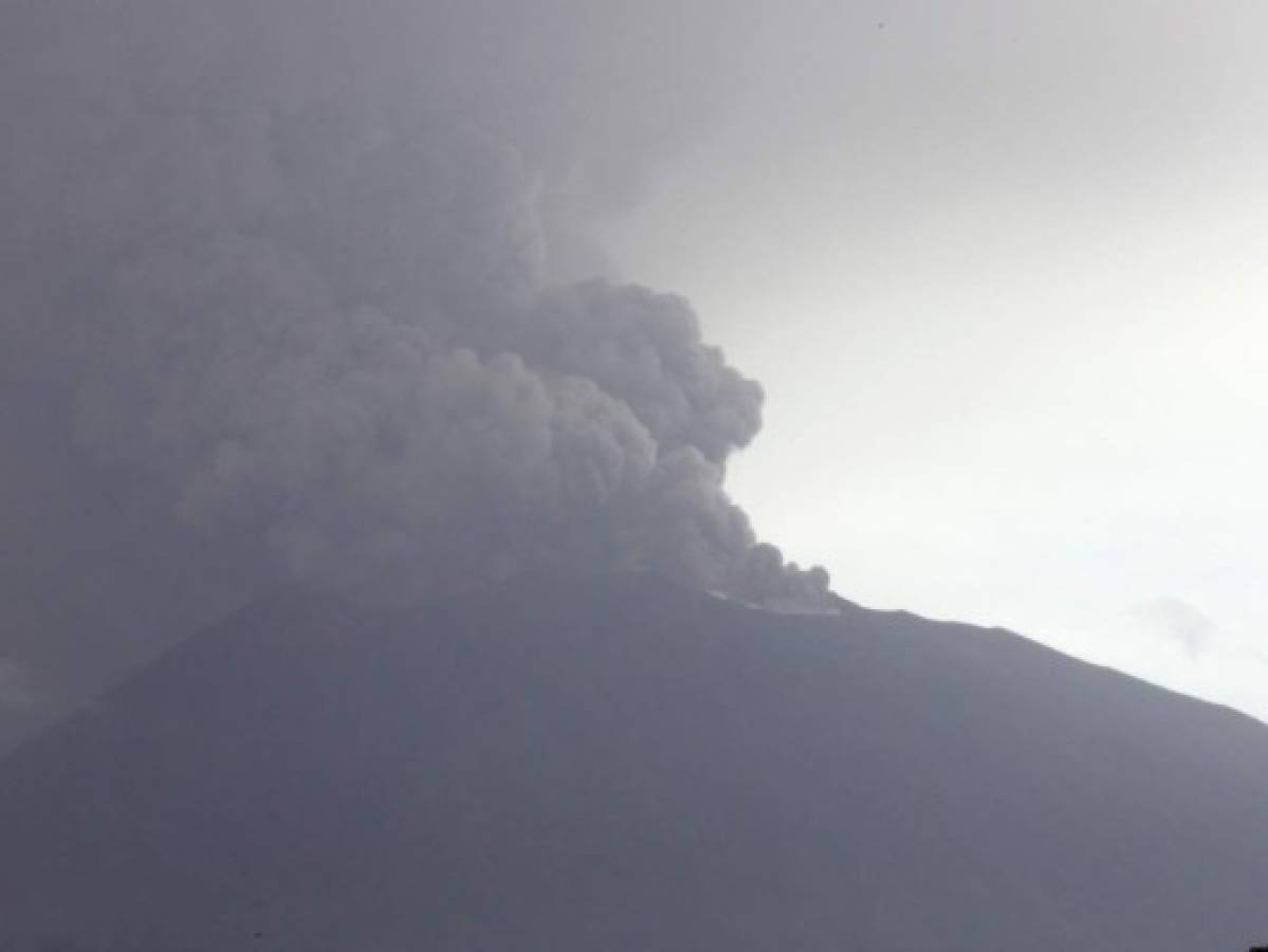 En Indonesia al menos 100.000 personas deben abandonar zona de peligro de volcán   
