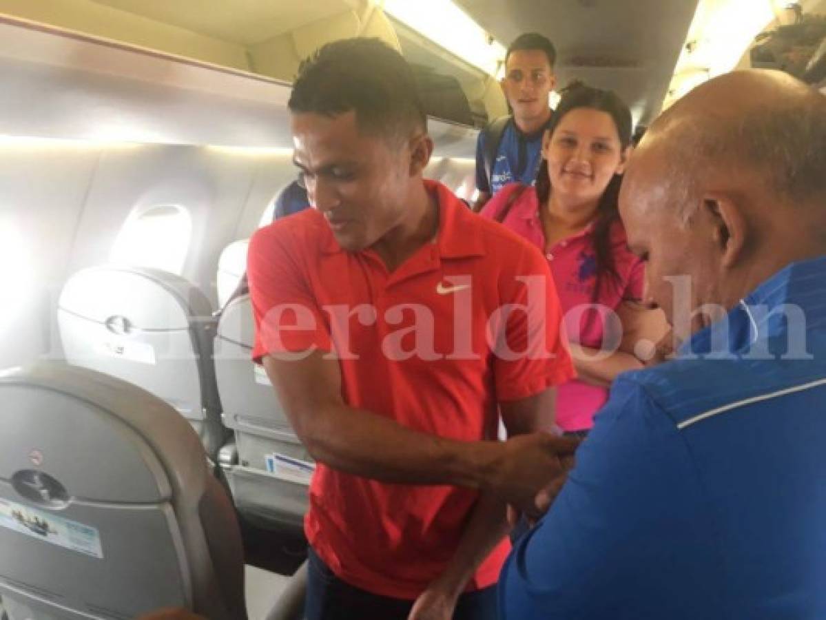 El Ñangui Cardona 'le hizo el viaje' a los seleccionados de Honduras en el avión rumbo a México