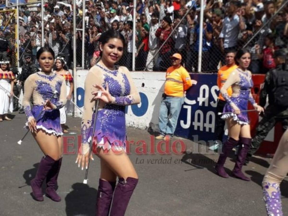 Las bastoneras durante su ingreso al Estadio Nacional. Foto Alejandro Amador