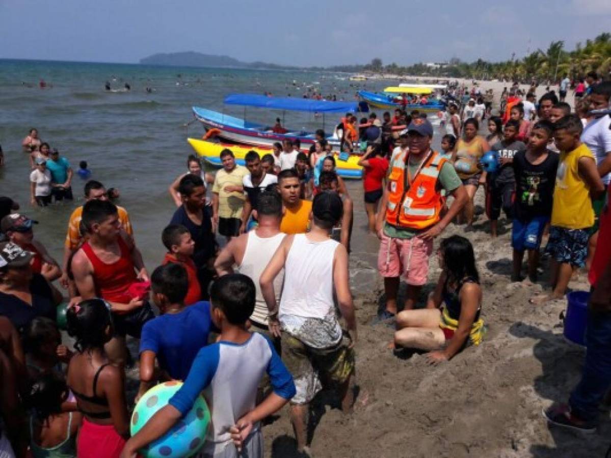 Rescatan a tres personas que estaban a punto de ahogarse en playa de Tela