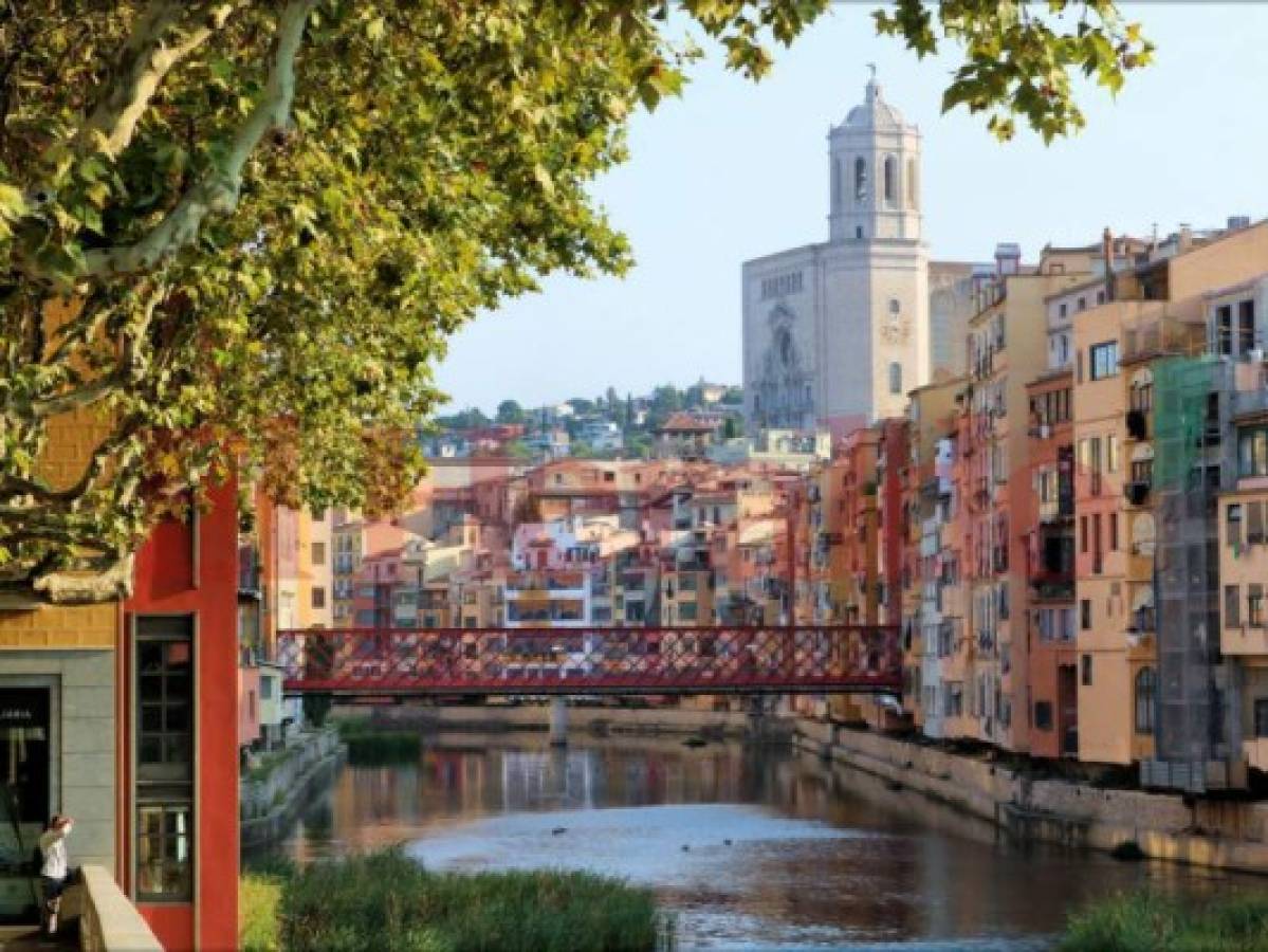 Uno de los puentes más famosos en Girona es el puente de Eiffel.