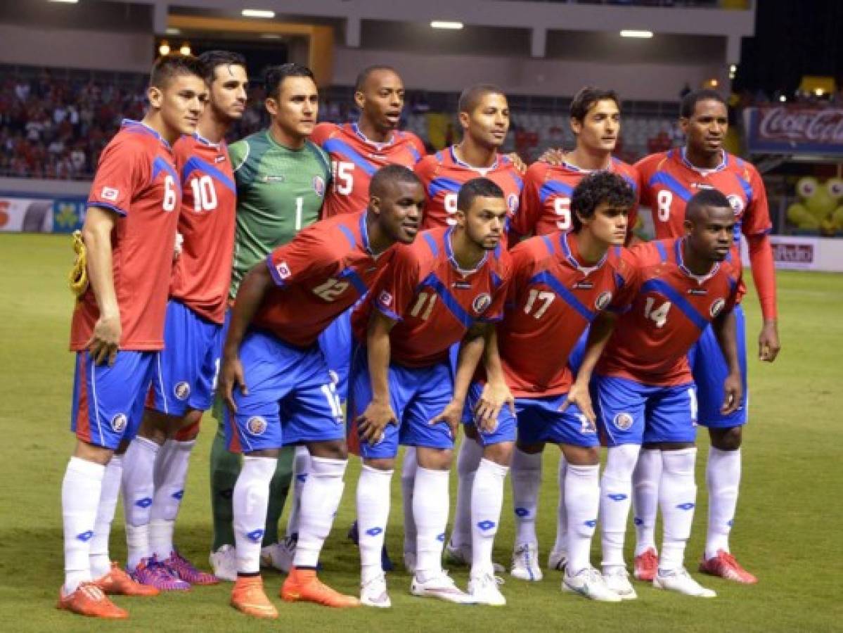 Presidente de Costa Rica rinde homenaje a selección de fútbol